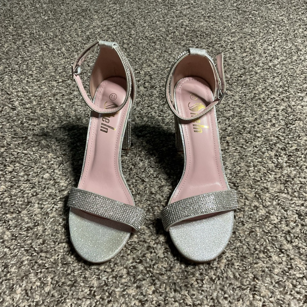 Sheln Silver Heels Women’s Size 7.5
